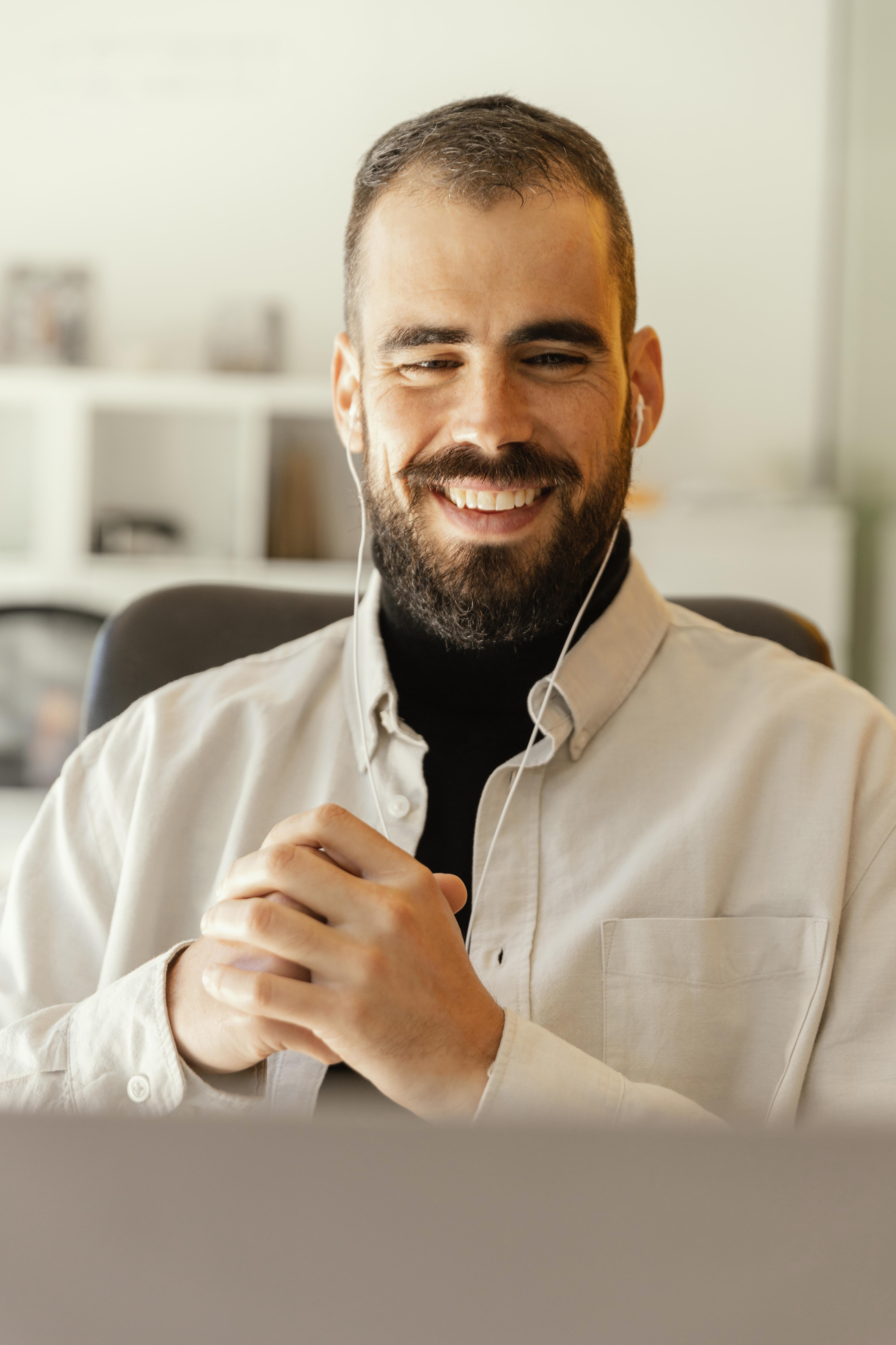 businessman-having-videocall-work (1)